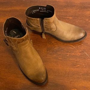 Women’s leather boots. Size 11.